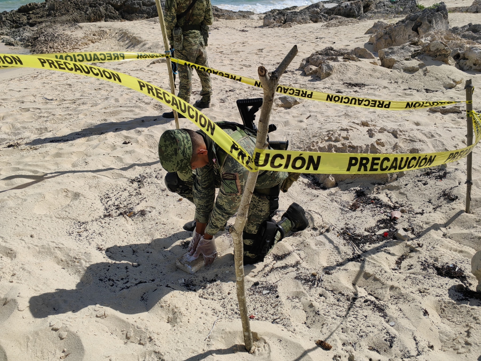 Militares hallan paquete de droga en la costa Noreste de Cozumel