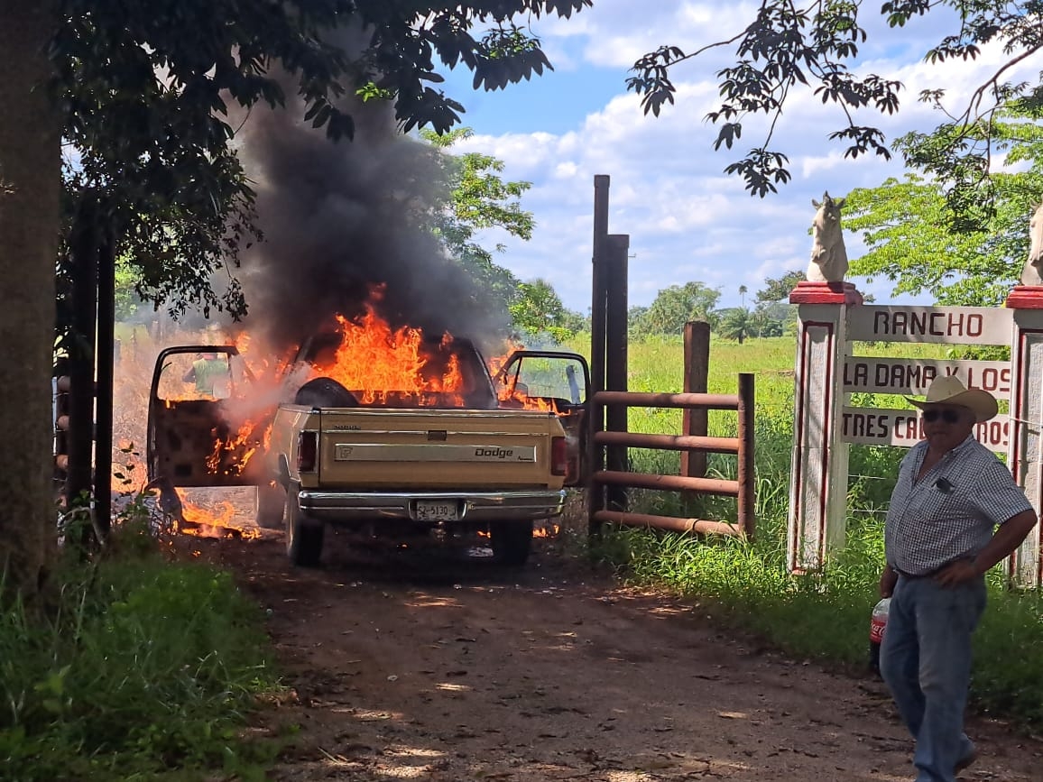 La camioneta del abuelito fue consumida por el fuego, registrando graves pérdidas materiales La camioneta del abuelito fue consumida por el fuego, registrando graves pérdidas materiales