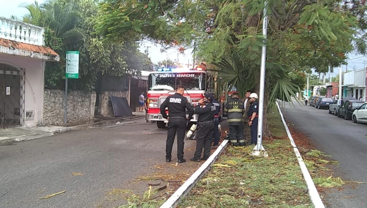 Al percatarse de las llamas, los vecinos solicitaron ayuda a las autoridades policiacas para combatir las llamas