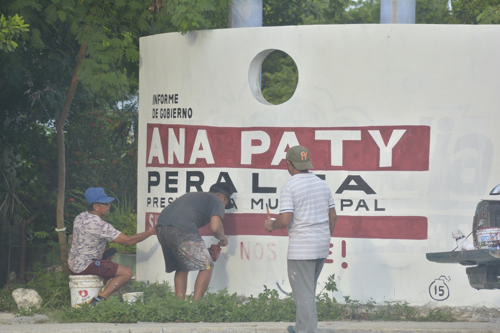 La actual Alcaldesa de Cancún pretende reelegirse en el cargo por tres años más, por lo que es común ver su nombre en diversas partes de la ciudad.