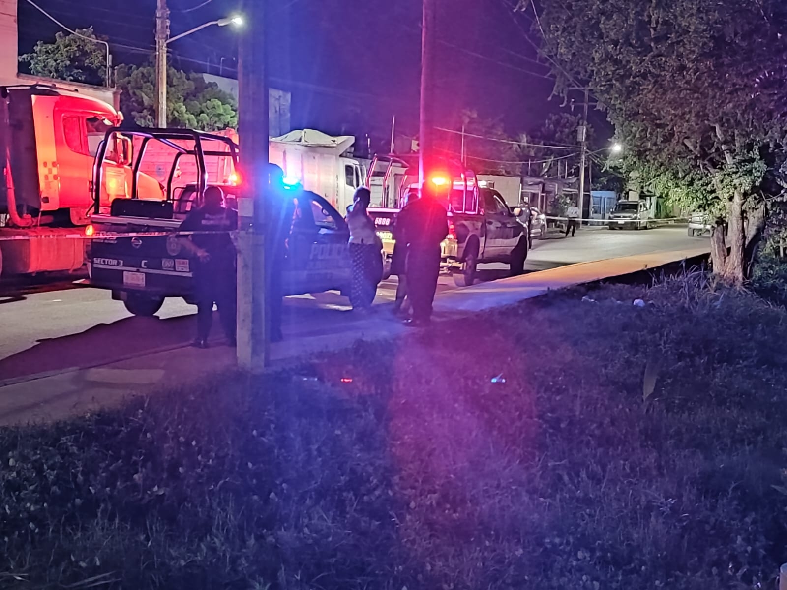 El ataque ocurrió la noche del martes; al parecer, el objetivo era la mamá del menor, quien llevaba en una mano a su hijo y en la otra, un tabique de marihuana. El ataque ocurrió la noche del martes; al parecer, el objetivo era la mamá del menor, quien llevaba en una mano a su hijo y en la otra, un tabique de marihuana.