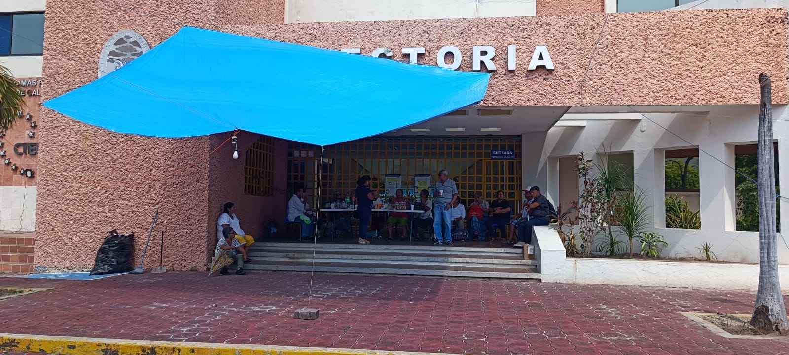 Sindicalizados de la Unacar continúan su protesta en la Universidad