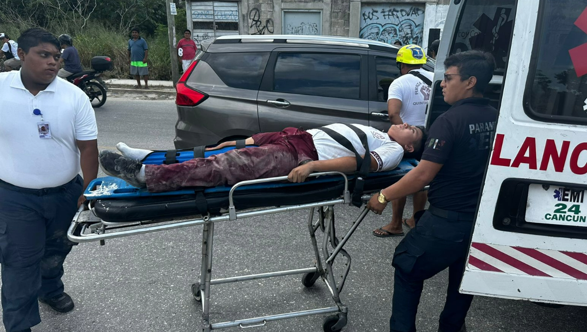 Combi le aplasta el pie a un estudiante de secundaria en Cancún
