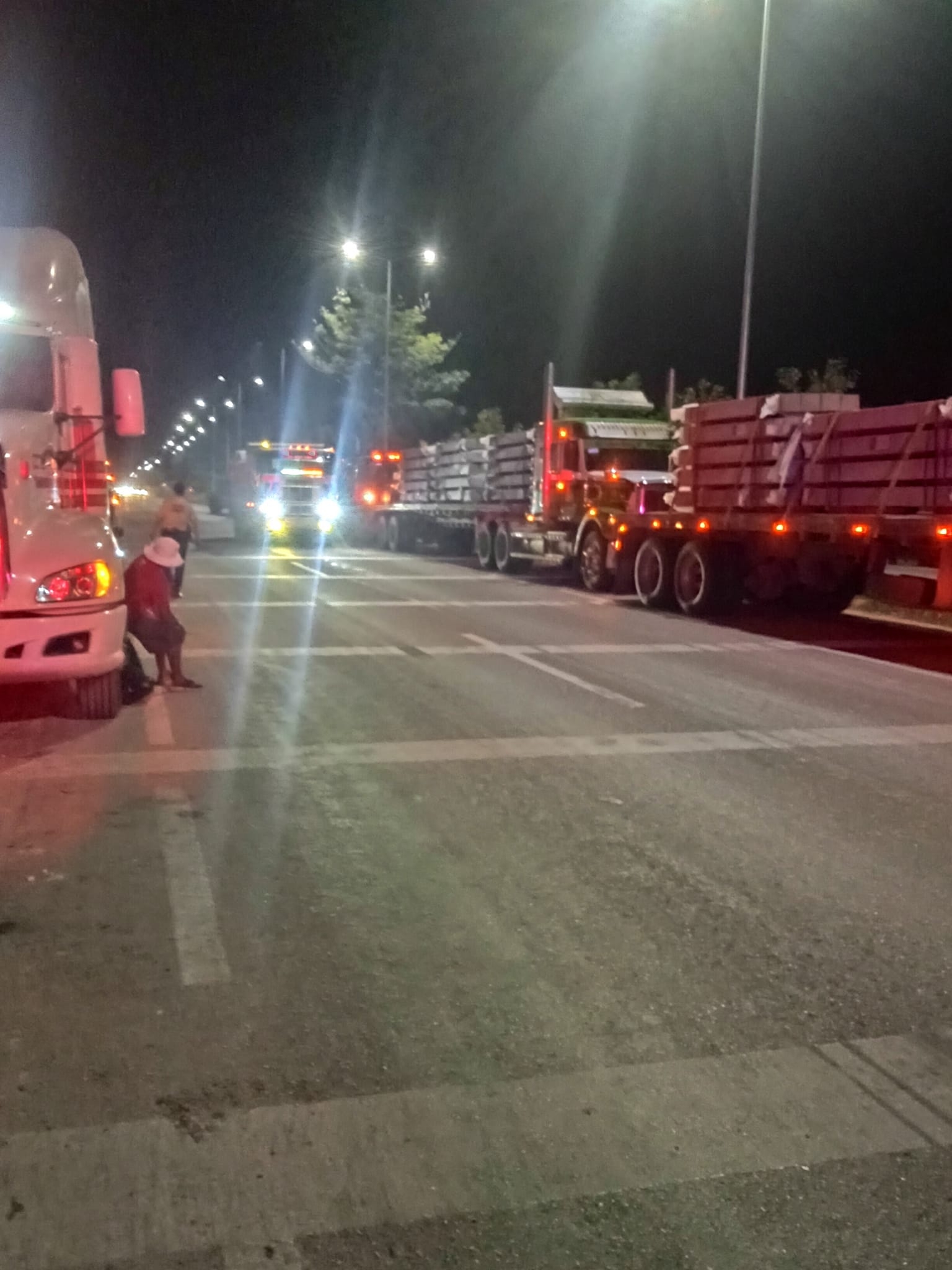 El adulto mayor abordó en Chetumal rumbo a Playa del Carmen, donde lo esperaban, pero se quedó sin recursos y varado. El adulto mayor abordó en Chetumal rumbo a Playa del Carmen, donde lo esperaban, pero se quedó sin recursos y varado.