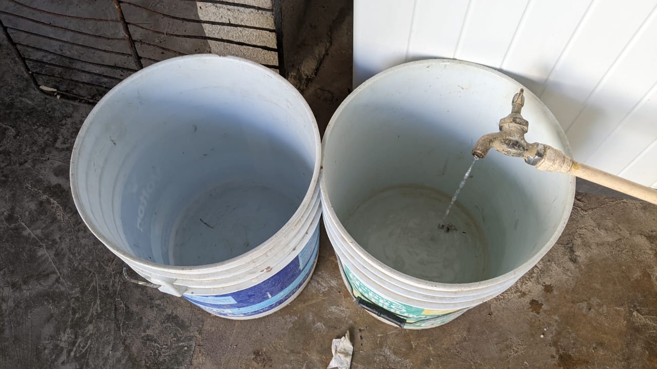 Muchos han tenido que instalar bombas y construir cisternas para almacenar líquido.
Afirman que falta organización vecinal para manifestarse y presionar al Gobierno
Muchos han tenido que instalar bombas y construir cisternas para almacenar líquido.
Afirman que falta organización vecinal para manifestarse y presionar al Gobierno