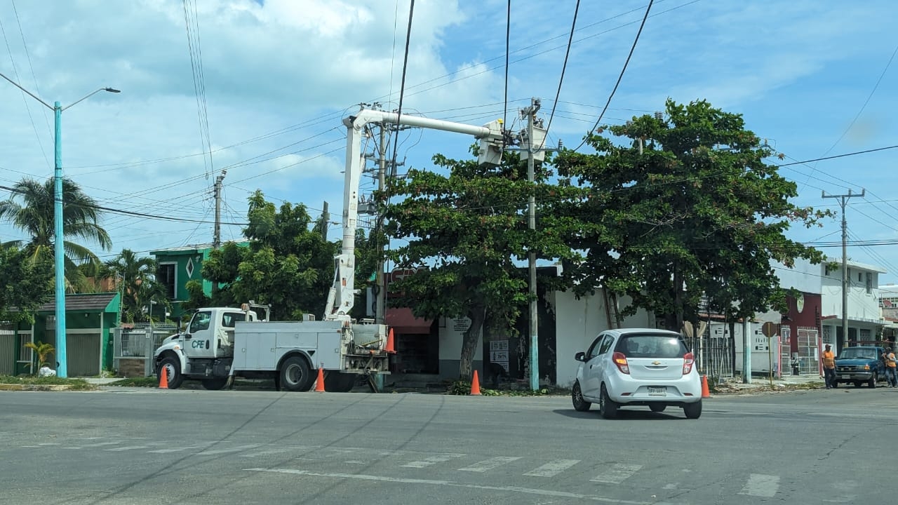 Vecinos comentaron que los operarios de la Comisión Federal de Electricidad están cambiando cables y transformadores Vecinos comentaron que los operarios de la Comisión Federal de Electricidad están cambiando cables y transformadores