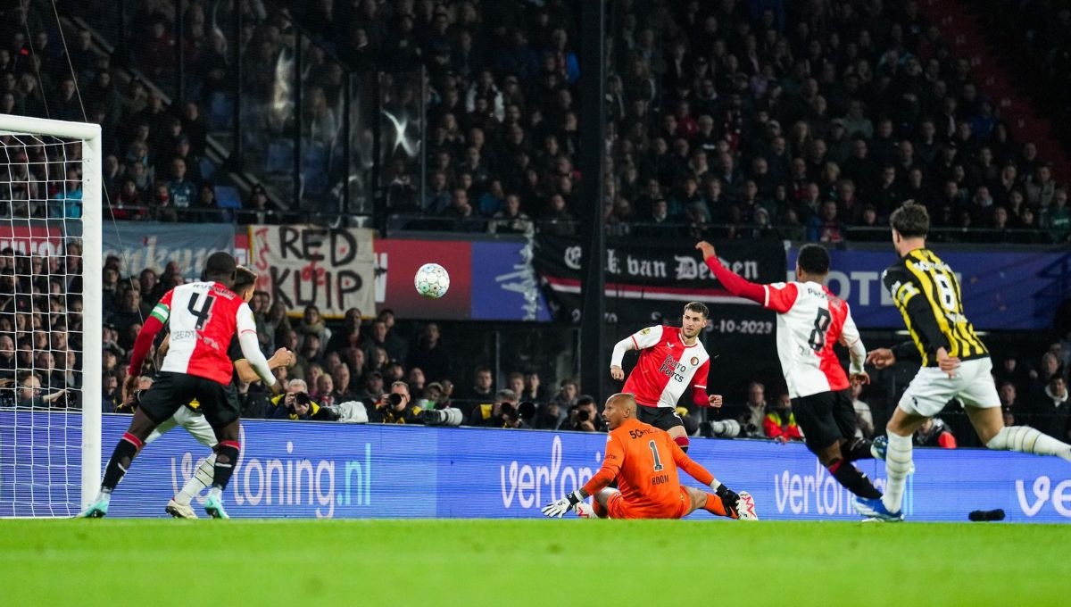 Santiago Giménez sigue en plan grande y hoyle tocó volver a marcar frente al Vitesse Santiago Giménez sigue en plan grande y hoyle tocó volver a marcar frente al Vitesse
