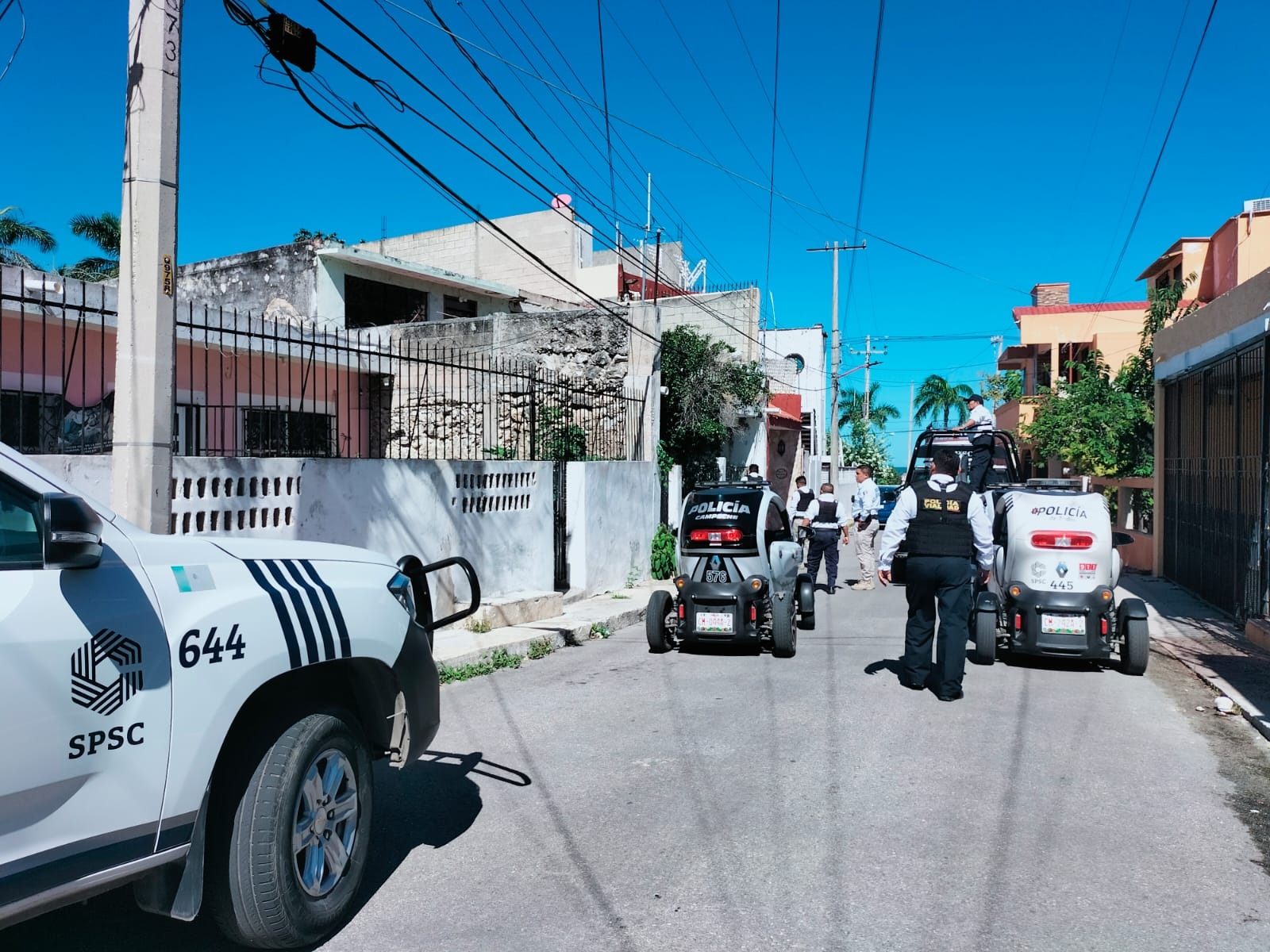 Policías brincaron la barda de la casa para detener al hombre