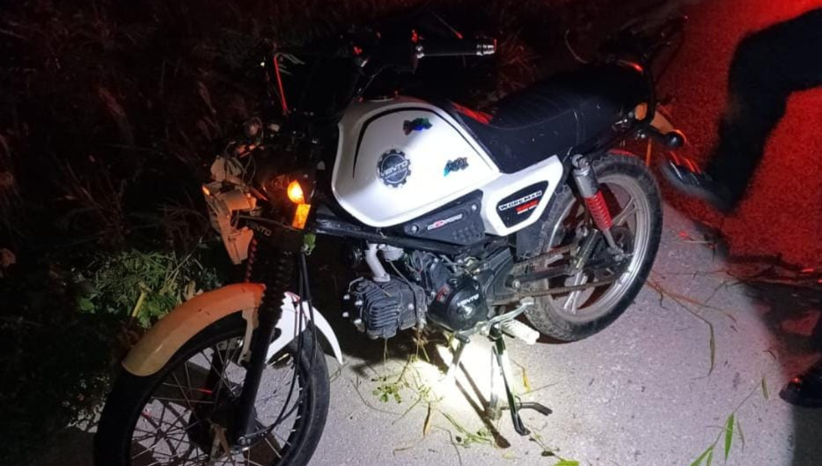 Motociclista pierde el control y se sale de la carretera en Felipe Carrillo Puerto