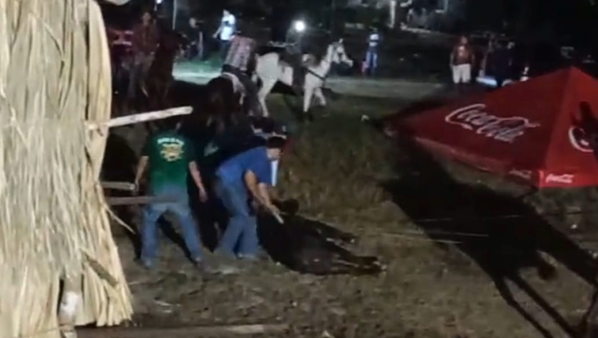 Enfurecido levanta un puesto de bebidas embriagantes, además de un toldo de los patrocinadores del evento Enfurecido levanta un puesto de bebidas embriagantes, además de un toldo de los patrocinadores del evento
