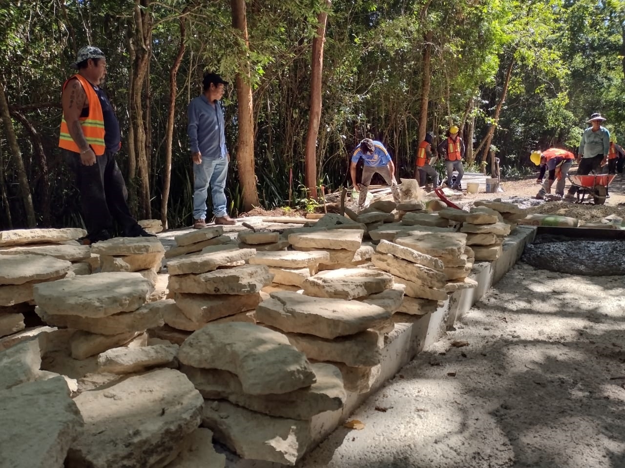 En la zona se aprecian volquetes, maquinaria pesada y personal de la Secretaría de la Defensa Nacional realizando labores de nivelación y compactación de la vía