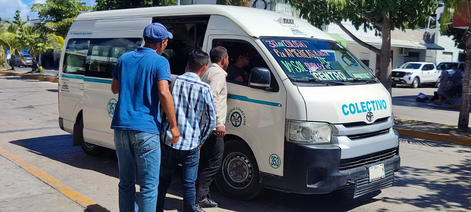 Usuarios se arriesgan a tomar una van a media calle. Usuarios se arriesgan a tomar una van a media calle.