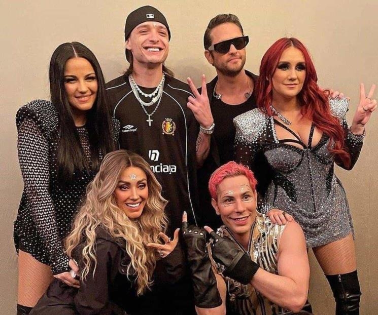 Pesp Pluma y RBD posaron para una foto juntos Pesp Pluma y RBD posaron para una foto juntos
