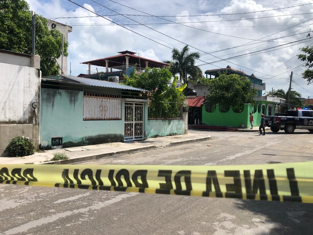 Balean fachada de una casa en la supermanzana 75 de Cancún