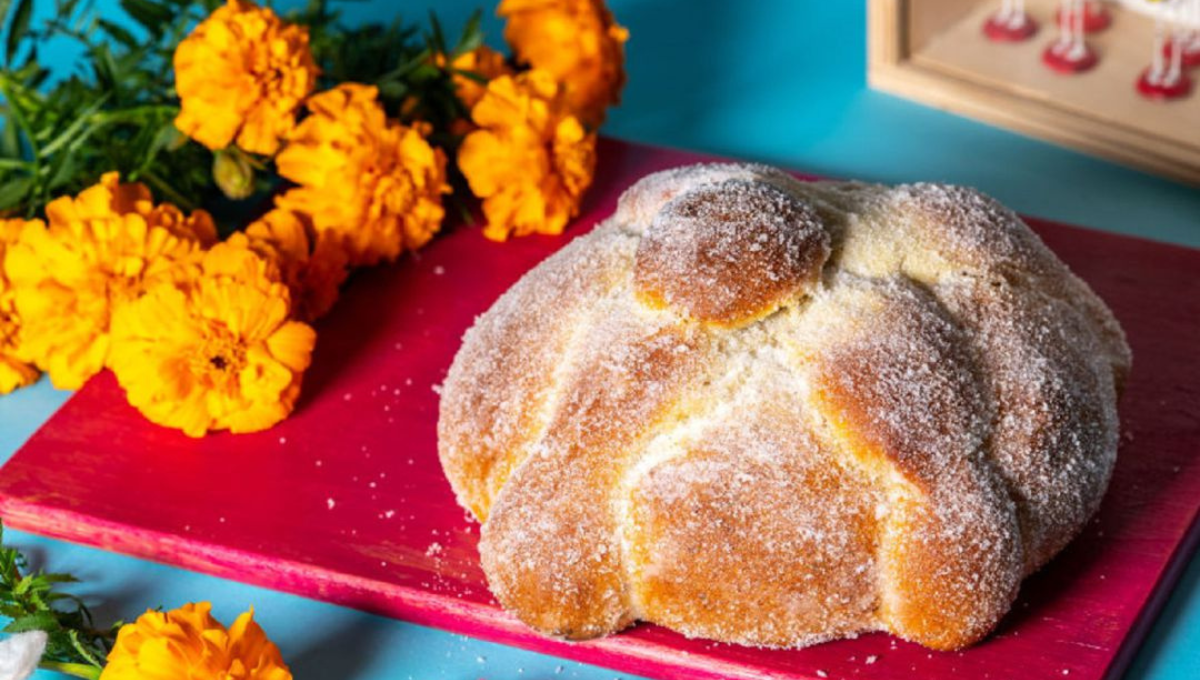 Pan de muerto relleno con cempasúchil causa sensación en el Edomex