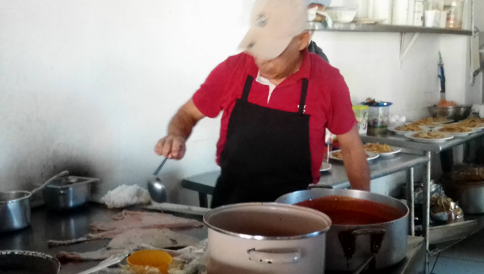 Por su parte, los encargados de restaurantes y locales de comida señalaron que no pueden darse el lujo de subir mucho los precios, pues perderían comensales