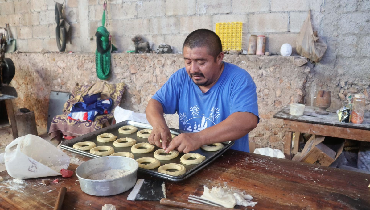 Actualmente, algunas panificadoras ofertan el pan dulce a tres pesos y la barra o pan francés en 2.50 Actualmente, algunas panificadoras ofertan el pan dulce a tres pesos y la barra o pan francés en 2.50