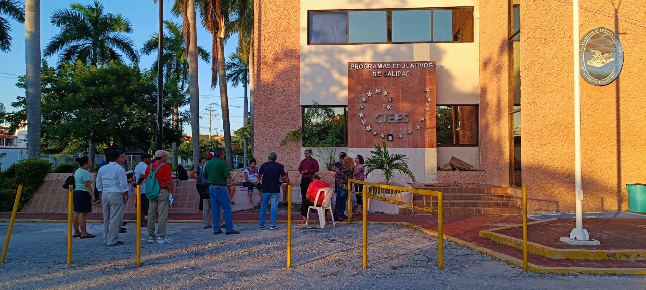 Maestros fijan su postura por el problema con la Universidad de Ciudad del Carmen Maestros fijan su postura por el problema con la Universidad de Ciudad del Carmen