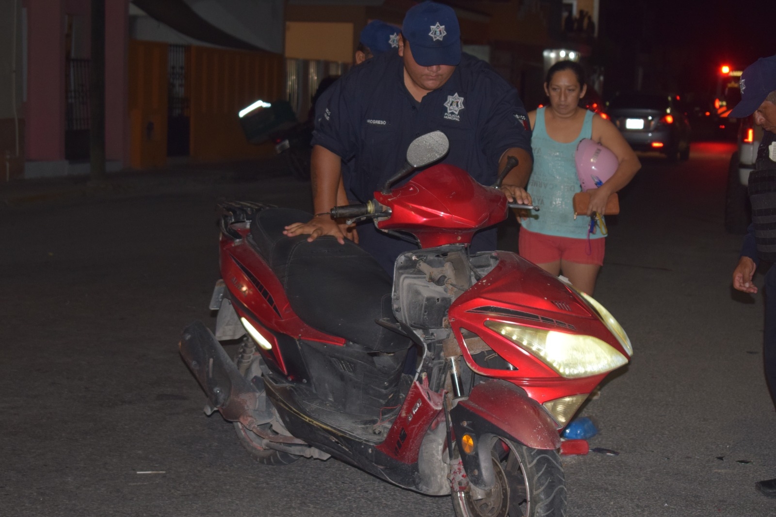 Los motociclistas fueron auxiliados por paramédicos Los motociclistas fueron auxiliados por paramédicos