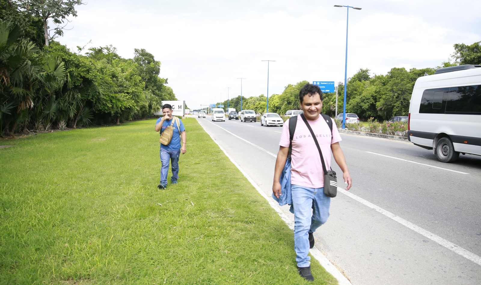 Los jóvenes caminaron media hora bajo el sol para salir del AIC. Los jóvenes caminaron media hora bajo el sol para salir del AIC.