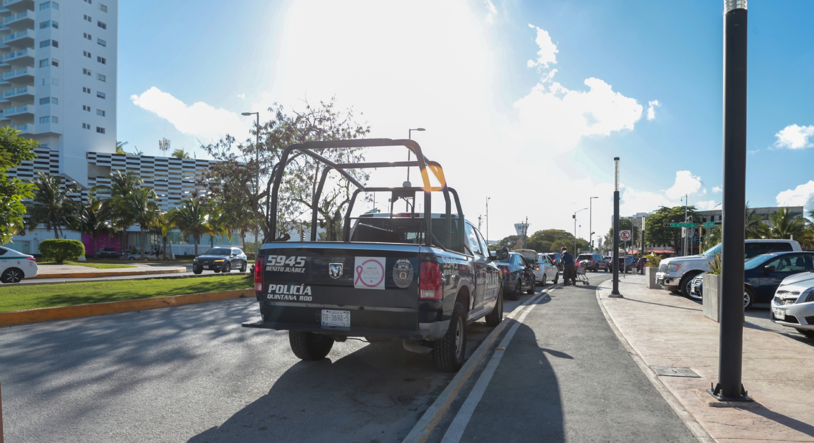 Roban un Tsuru estacionado frente a un CBTIS en Cancún