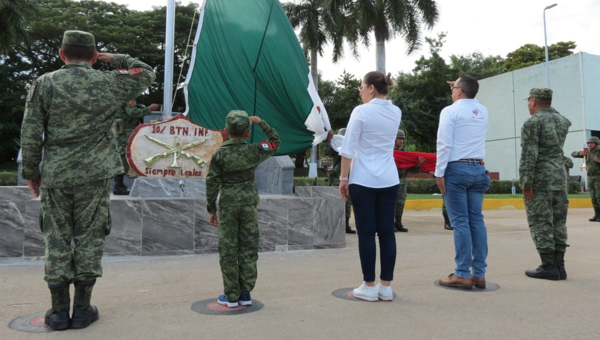 El niño conoció las instalaciones militares y portó el uniforme con orgullo