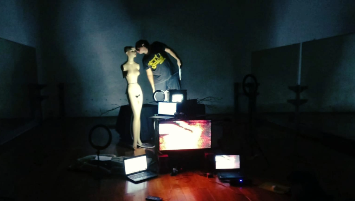 La propuesta es multidisciplinaria, pues hay performance, con 4 actores, así como audio y video en el escenario