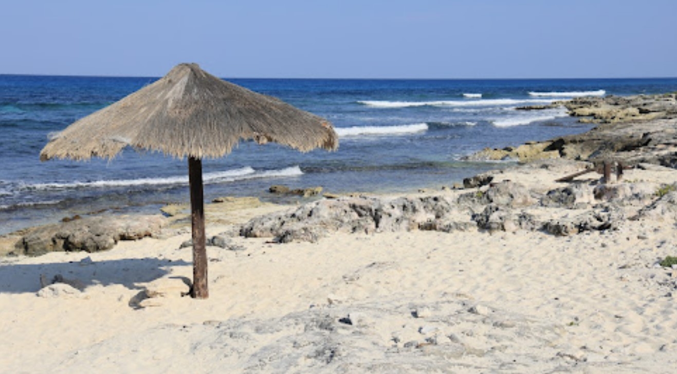 En el arenal, localizado en la perimetral Oriente, a la altura de la colonia La Gloria, se requiere reconstruir las palapas que fueron dañadas por el viento