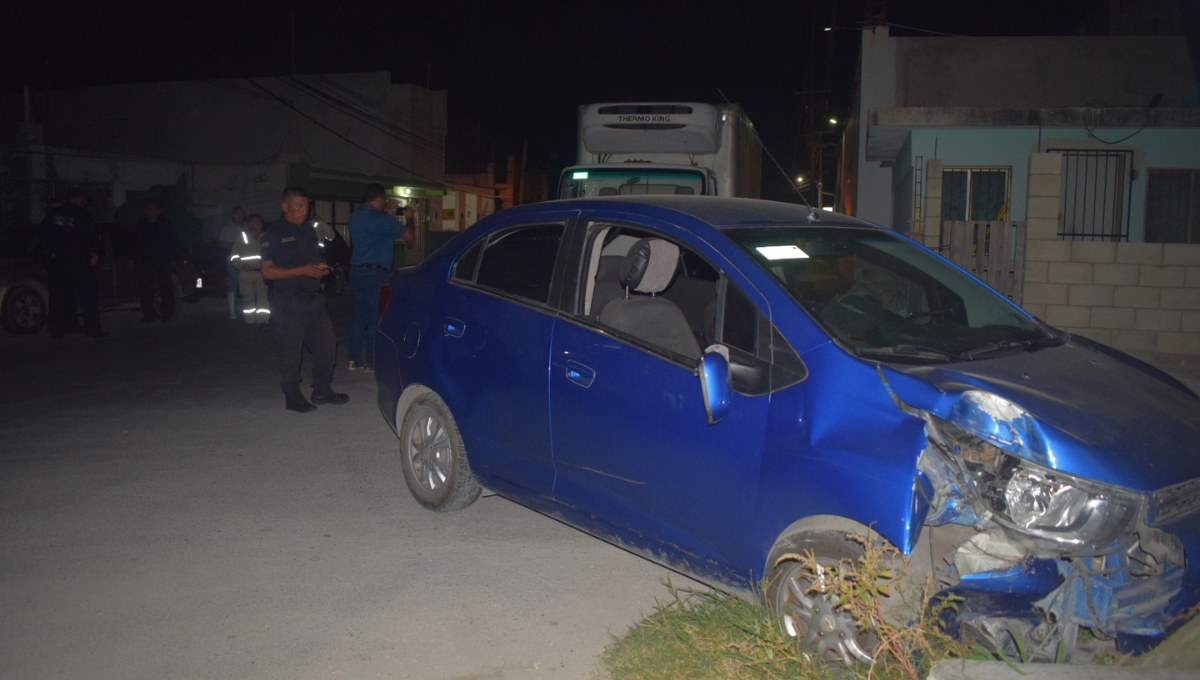 El auto terminó impactado contra un poste de luz