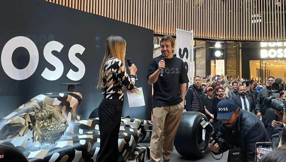 Fernando Alonso visitó la Plaza Mitika en la CDMX. Foto: Especial Fernando Alonso visitó la Plaza Mitika en la CDMX. Foto: Especial