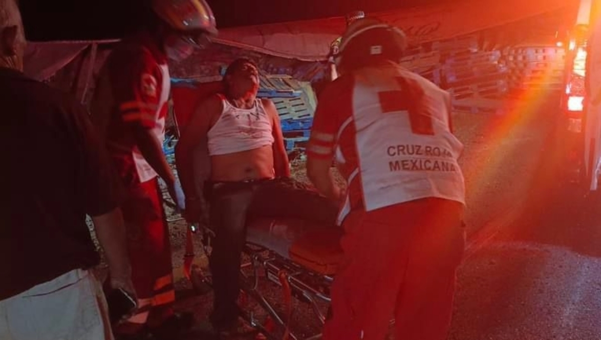 El trailero maniobró fuera de la carpeta asfáltica para evitar embestir el pequeño coche El trailero maniobró fuera de la carpeta asfáltica para evitar embestir el pequeño coche