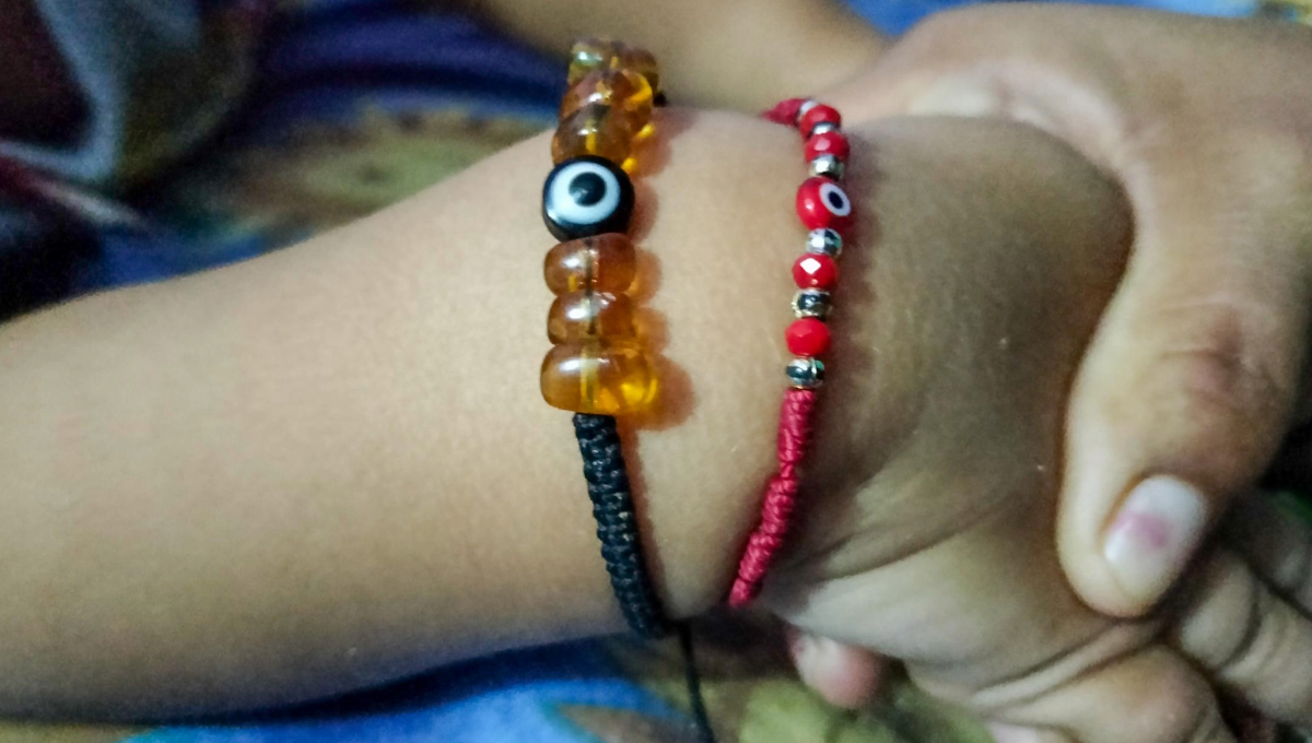 Los habitantes también agregaron que existe la creencia de que se puede usar una pulsera negra para proteger a los niños Los habitantes también agregaron que existe la creencia de que se puede usar una pulsera negra para proteger a los niños
