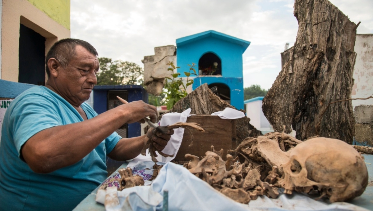 Previo y durante el Día de Muertos, en Pomuch se lleva a cabo la limpia de huesos
