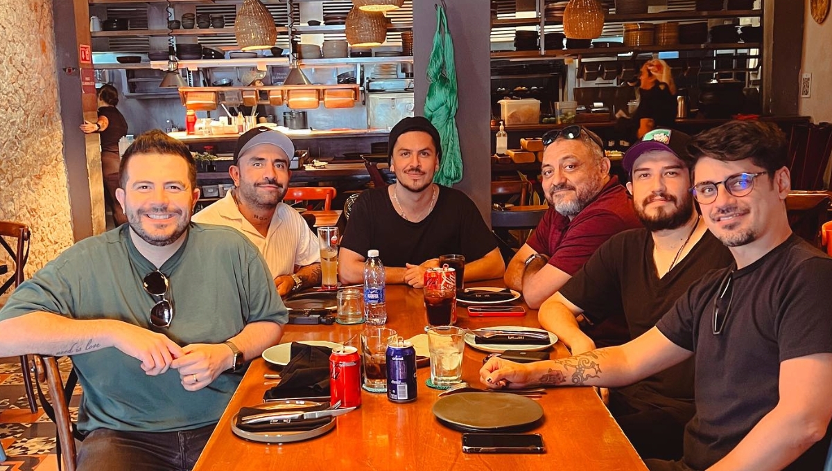 Sus admiradores recibieron al grupo en el aeropuerto de Mérida Sus admiradores recibieron al grupo en el aeropuerto de Mérida