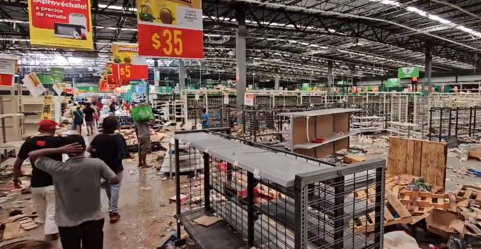 Varias tiendas fueron saqueadas en Acapulco Varias tiendas fueron saqueadas en Acapulco
