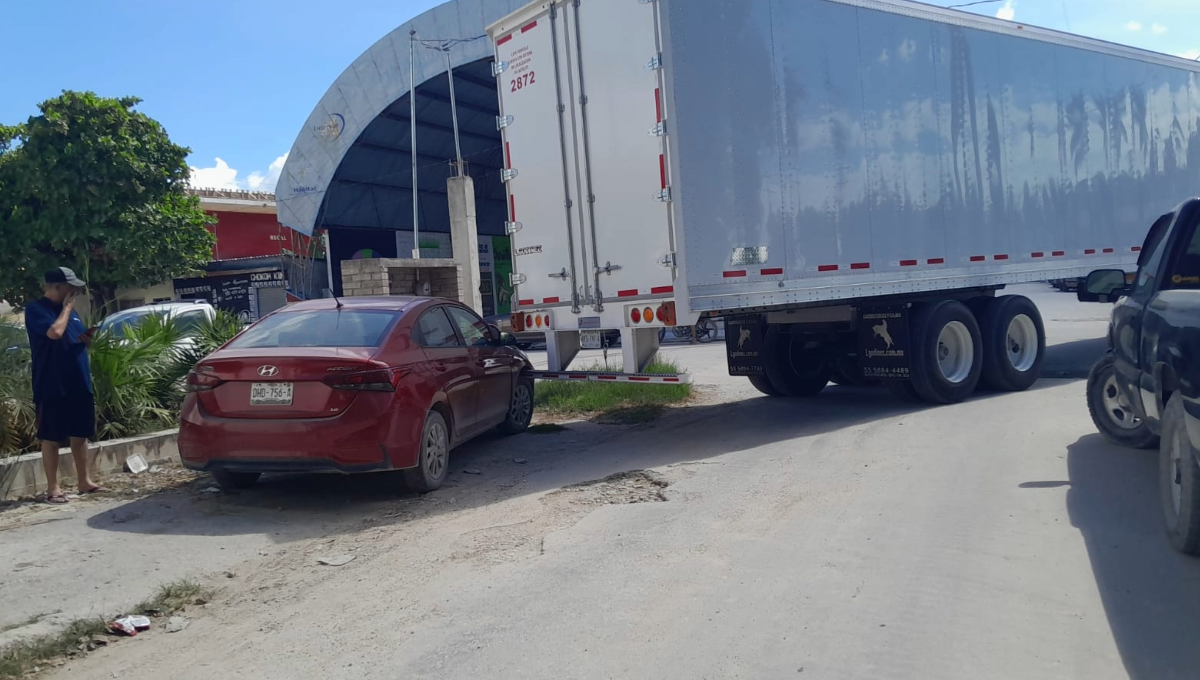 Al ver el conductor del tráiler, lo que había ocasionado freno y se bajó a verificar lo que había sucedido