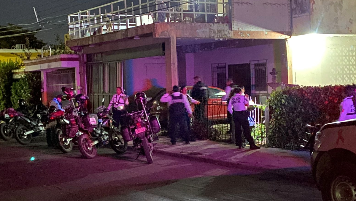 Un grupo de uniformados decidieron indagar en el techo donde encontraron algunas herramientas y daños menores a la estructura
