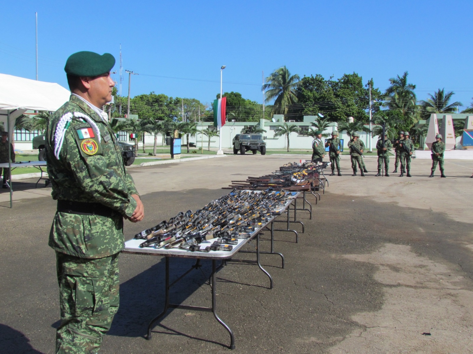 Los elementos del Ejército utilizaron sierras eléctricas en el proceso.
