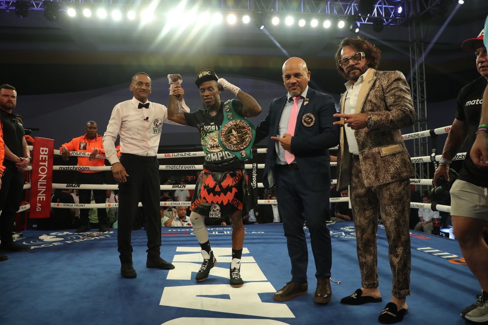 O’Shaquie Foster vence al mexicano Eduardo “Rocky” Hernández O’Shaquie Foster vence al mexicano Eduardo “Rocky” Hernández
