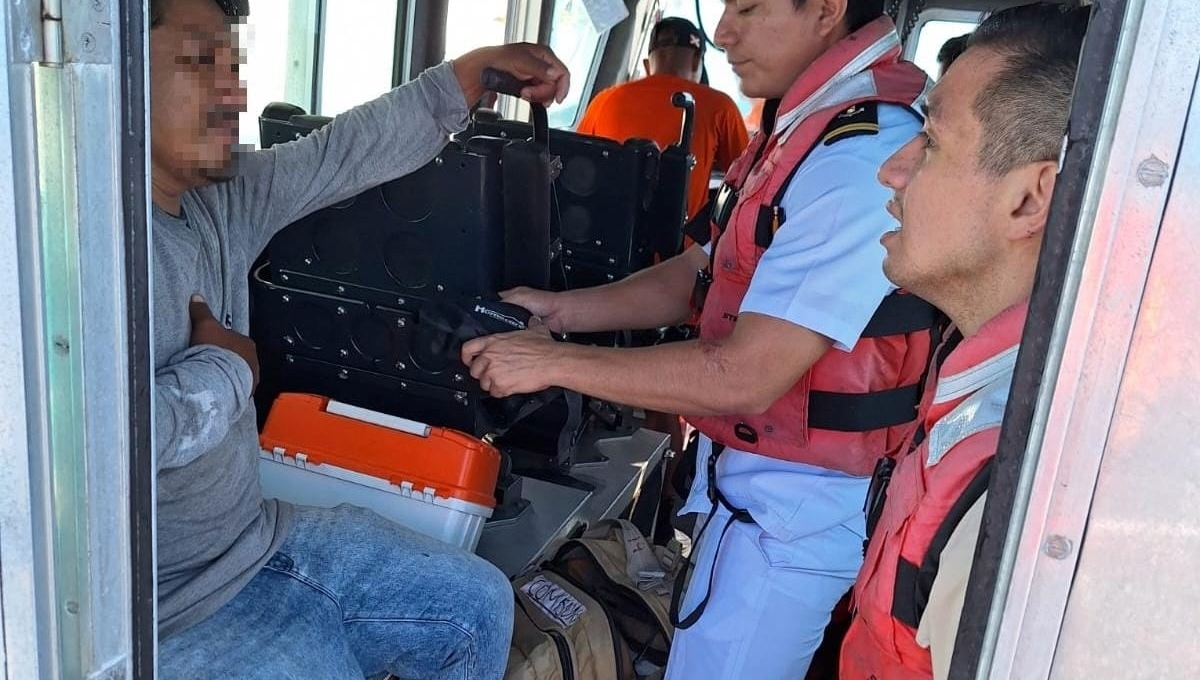 El hombre fue valorado en el buque en el que se encontraba, pero necesitó traslado a un hospital