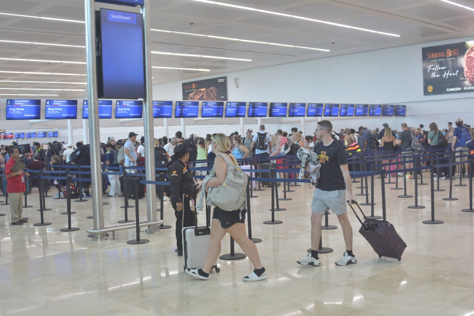 Las llegadas se dividen en 100 vuelos nacionales y 162 internacionales.