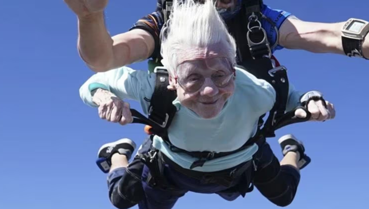 Mujer de 104 años de edad se lanza en paracaídas para imponer nuevo récord: VIDEO