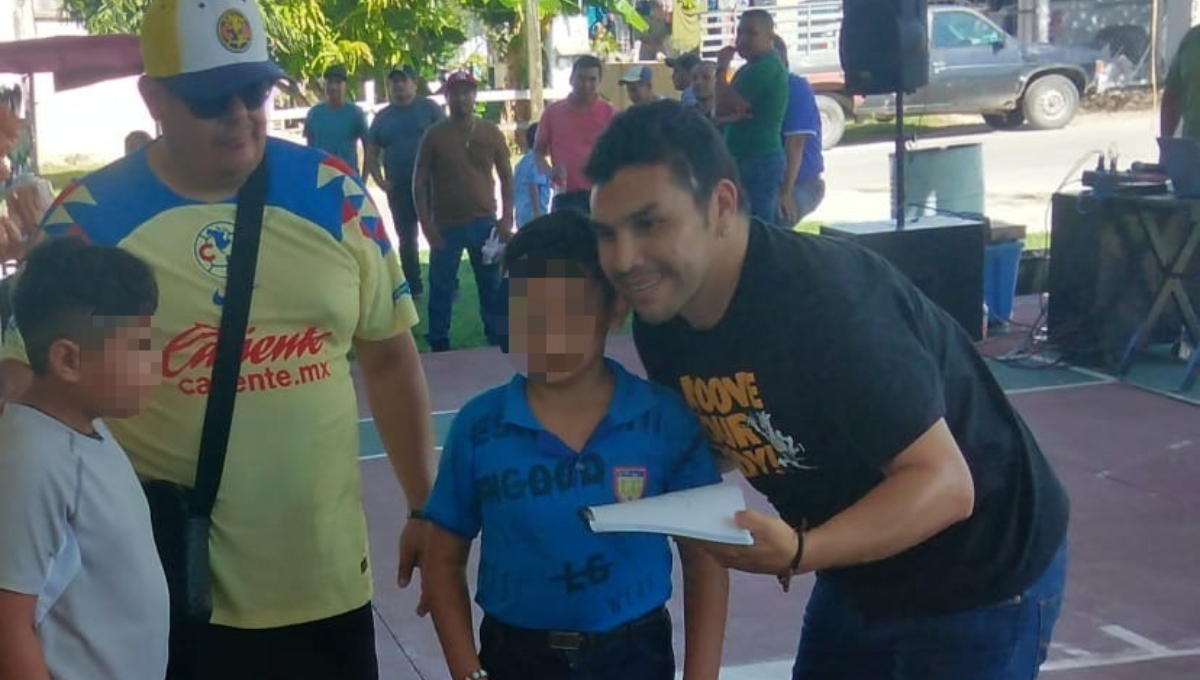 Salvador Cabañas se tomó fotografías con los menores y sus padres