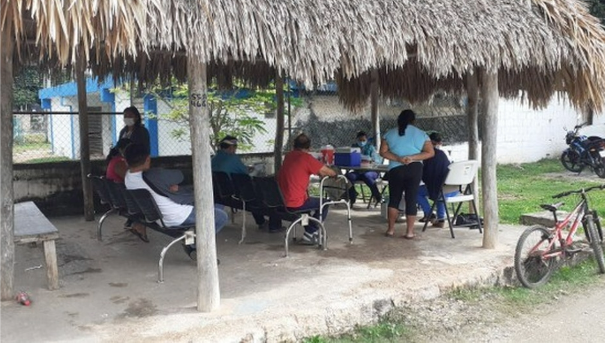 Mientras la gente espera que sus familiares enfermos sean atendidos, o cuando están internados, debe pernoctar en una palapa deteriorada y sin baños Mientras la gente espera que sus familiares enfermos sean atendidos, o cuando están internados, debe pernoctar en una palapa deteriorada y sin baños