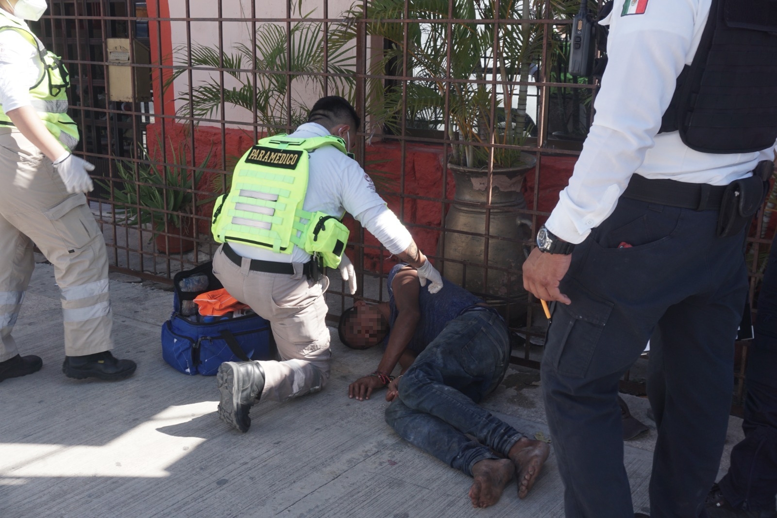 El hombre fue orillado en la banqueta para que fuera atendido