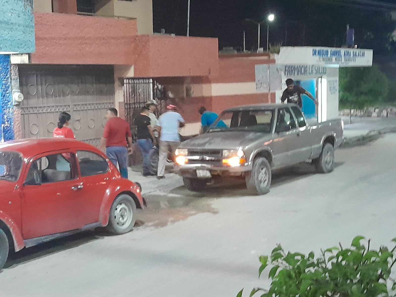 La mujer fue auxiliada por diversas personas que pasaban por la zona La mujer fue auxiliada por diversas personas que pasaban por la zona