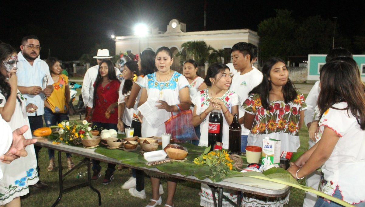 En algunos altares se pusieron alimentos y platillos tradicionales de la efeméride