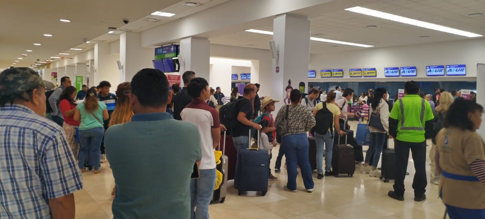 El aeropuerto de Mérida registra gran afluencia de viajeros este lunes