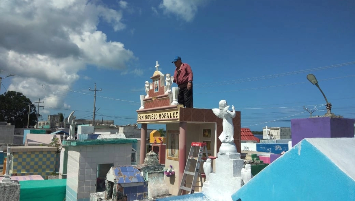 En Sabancuy, el dos de noviembre, se realiza la misa en la mañana afuera del cementerio