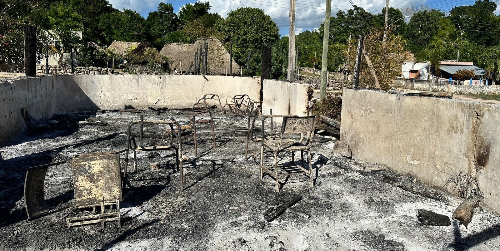 Reunión de padres y directivos d ela escuela incendiada